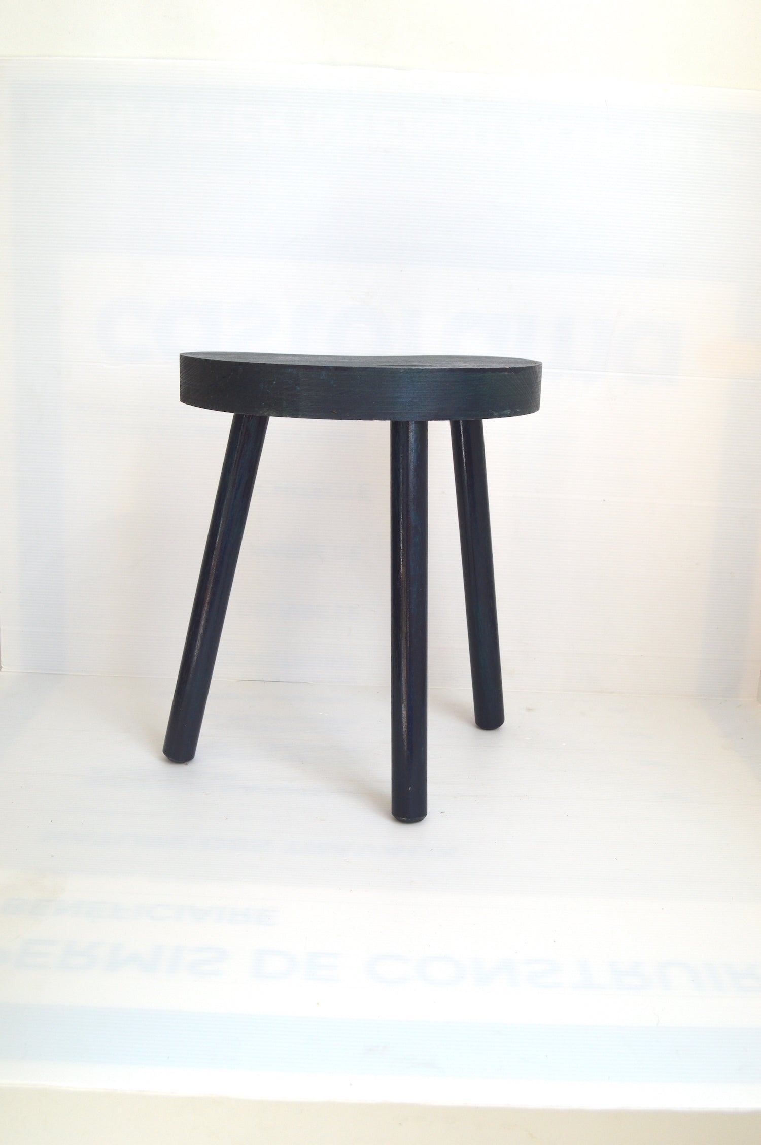 tabouret-tripode-en-bois