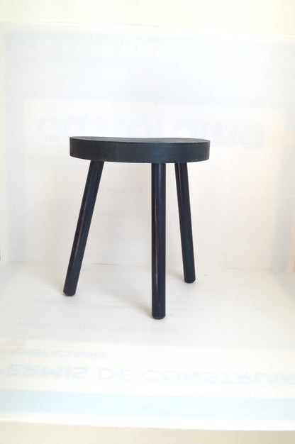 tabouret-tripode-en-bois