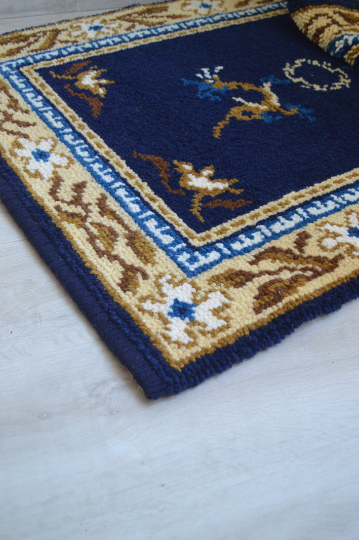 tapis bleu en laine