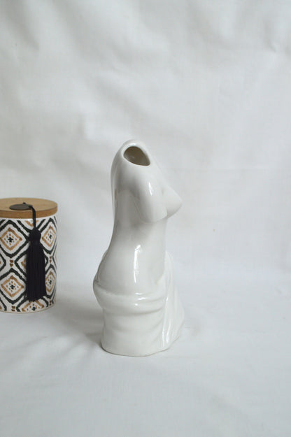 vase blanc en forme de corps