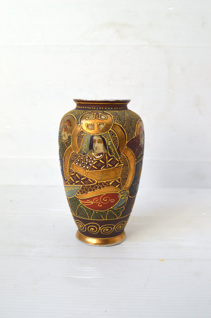 vase-japonais-en-porcelaine