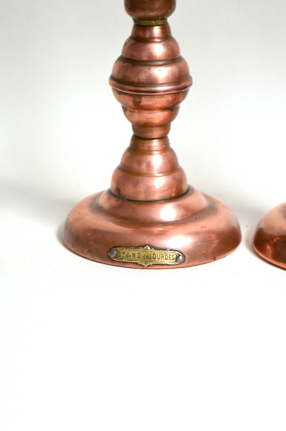 Paire de bougeoirs en cuivre