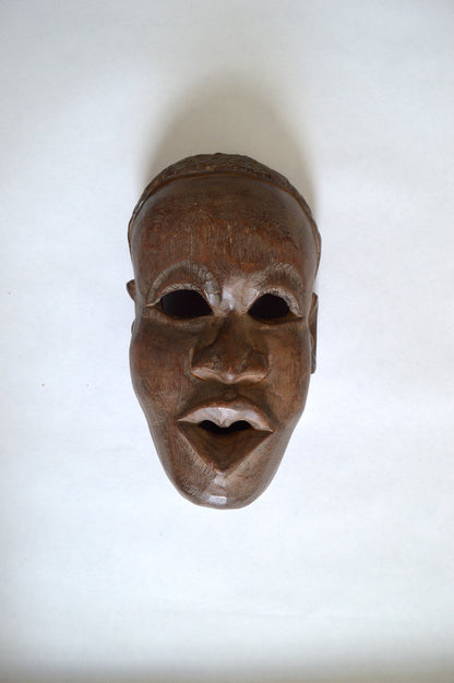 Masque en bois sculpté