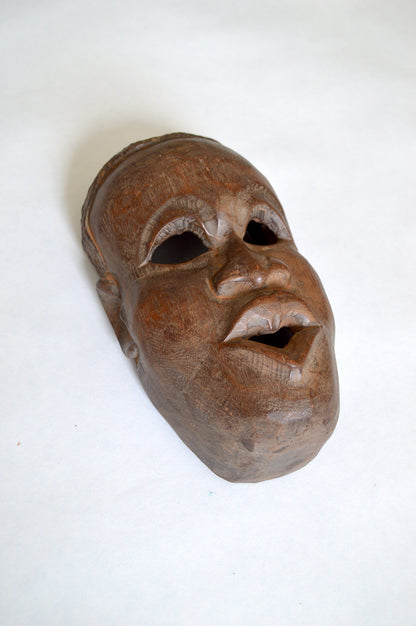 Masque en bois sculpté