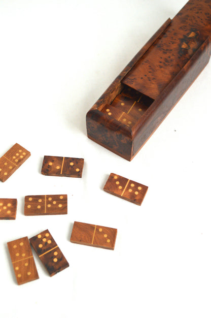 Boîte de dominos vintage