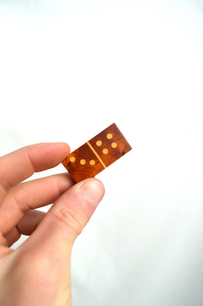 Boîte de dominos vintage