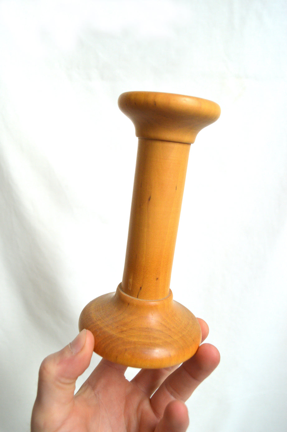 Paire de bougeoirs en bois