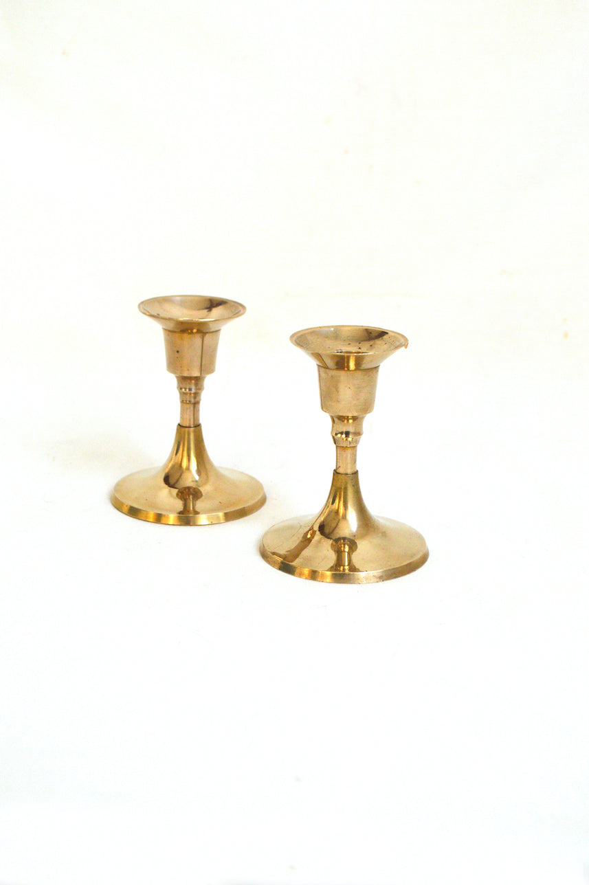 Paire de bougeoirs dorés