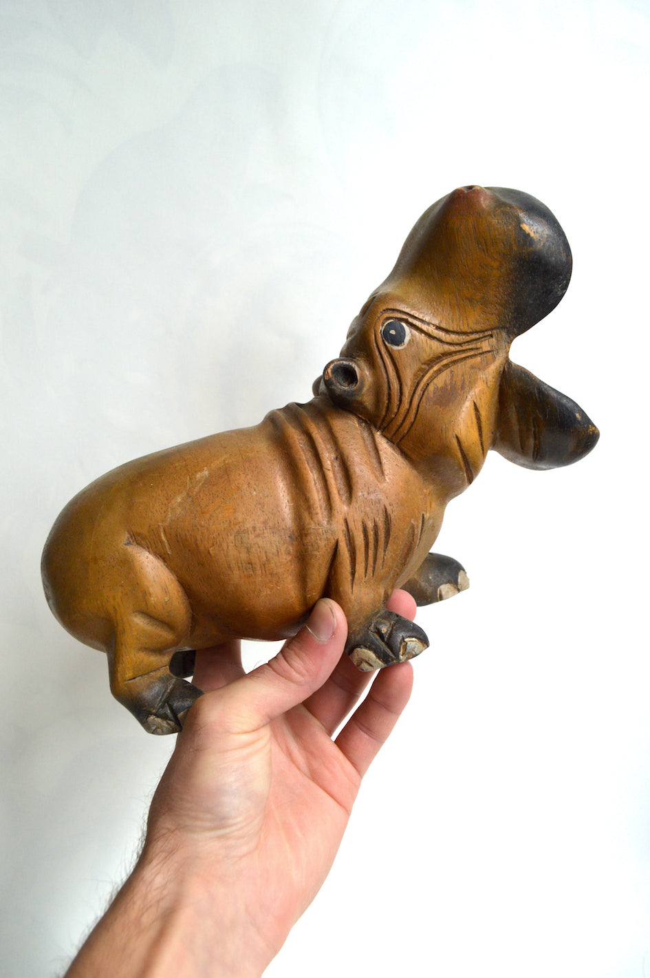 Hippopotame en bois sculpté