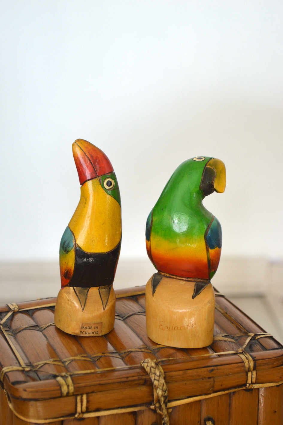 Toucan et perroquet en bois
