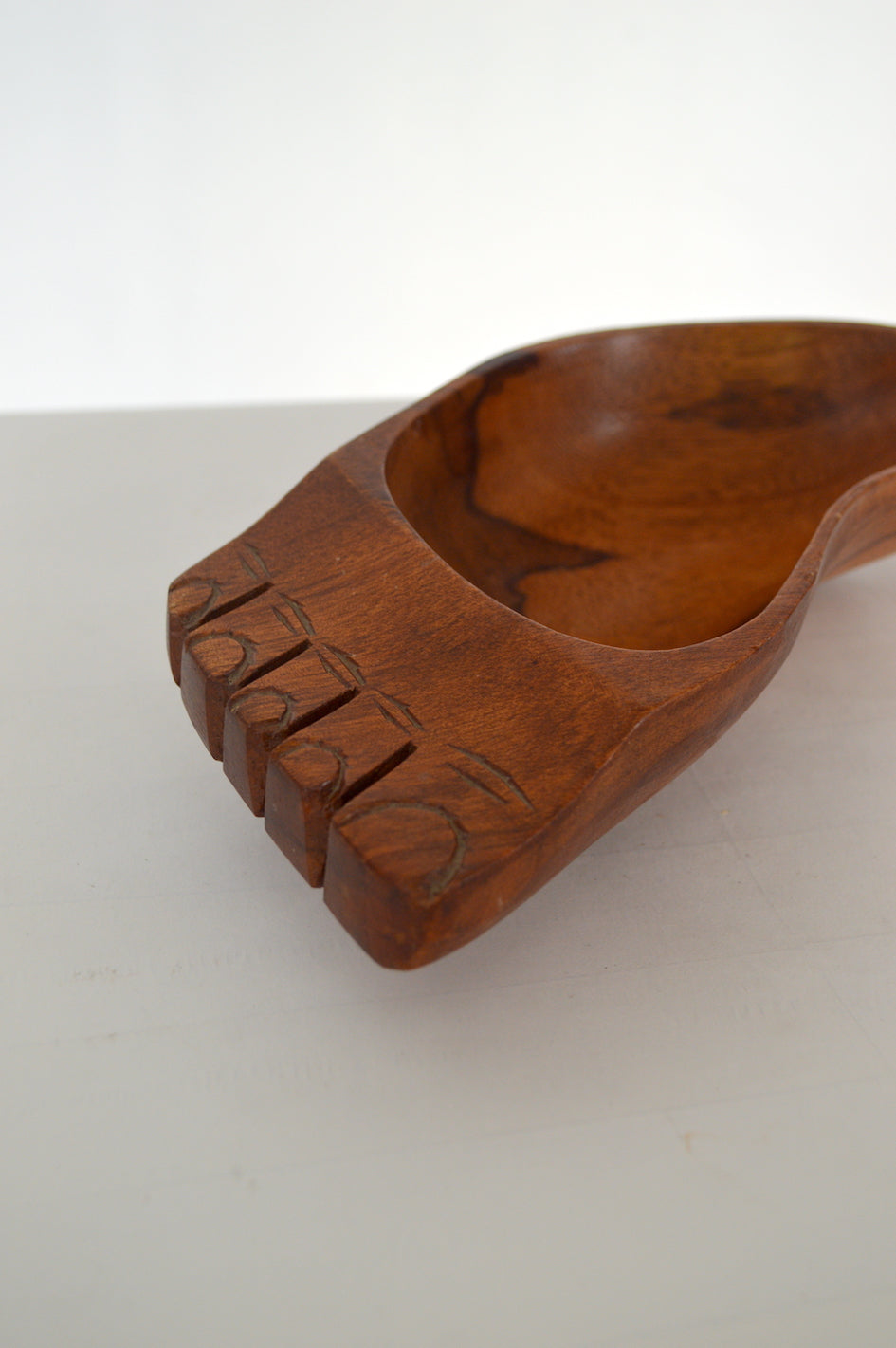 Vide-poche pied en bois sculpté
