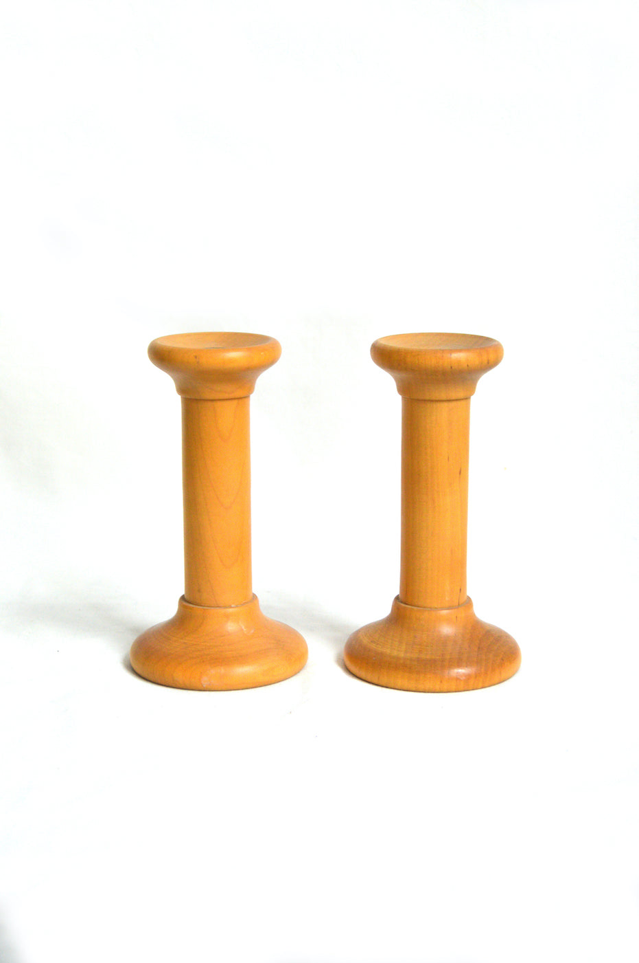 Paire de bougeoirs en bois